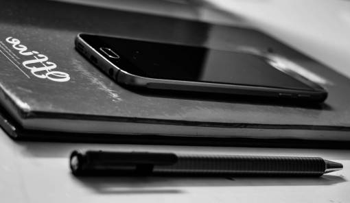 cuaderno teléfono móvil gadget cuaderno lápiz blanco y negro pantalla táctil