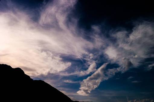 cresta montaña tierras altas nubes cielo azul cumbre cresta