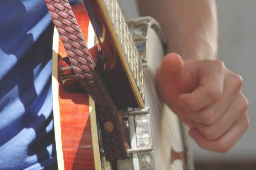 tocar música guitarra tocar banjo cuerda hombre mano