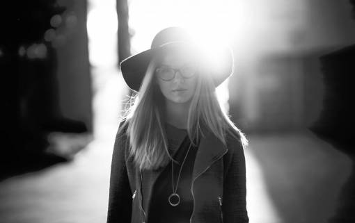 gente mujer niña dama sombrero gafas en blanco y negro