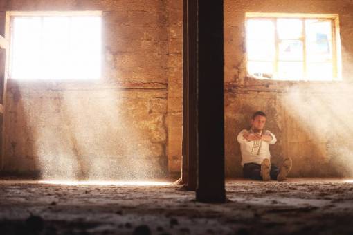 habitación ladrillos ventanas sol luz del sol luz gente