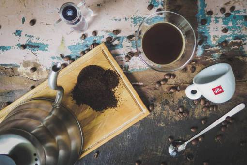 semilla taza de agua caliente de semillas de granos de café de mesa