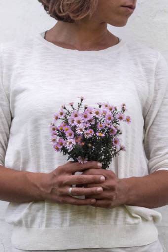 preto mujer sosteniendo ramo de flores flor de primavera