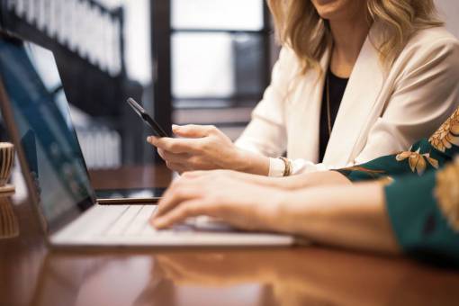 gente de negocios mujer trabajando negocios escritorio oficina mujer móvil
