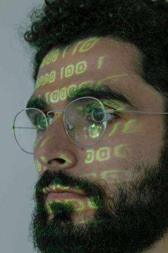 adulto joven hacker de etnia caucásica hombres adultos una persona color verde