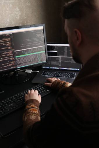 pc hombres computadora teclado programador trabajo tecnología hacker computadora