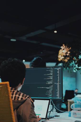 pc hombres adentro computadora trabajando hacker tecnología empresario