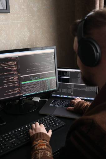pc programador pirata informático hombres computadora teclado de computadora trabajando tecnología