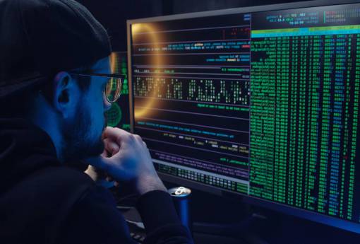 negocios tecnología hacker hombres una persona datos adulto trabajando