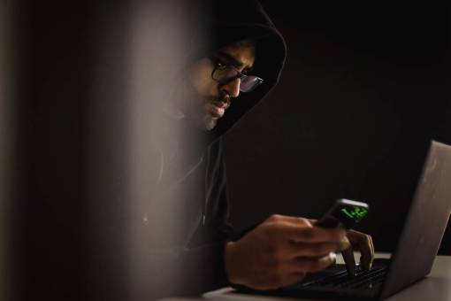 internet tecnología hacker adulto joven adulto hombres trabajando una persona