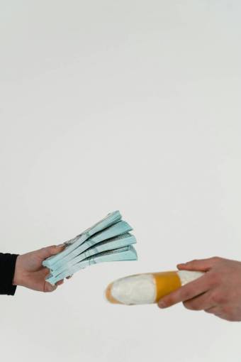 conceptos Tráfico de drogas, traficantes que intercambian cocaína y dinero.