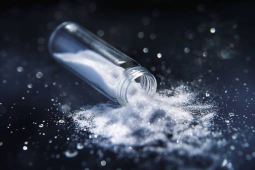 conceptos trago de cocaína en polvo en un frasco pequeño