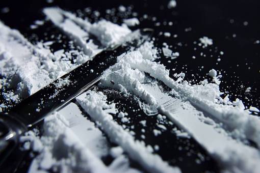 conceptos Vista de líneas de cocaína en polvo y un cuchillo.