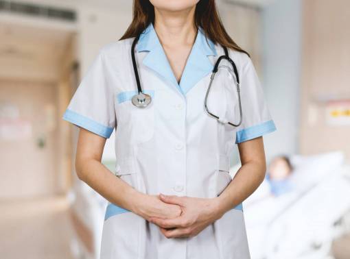 cuidado mujer adulta del hospital de etnia caucásica;médico estetoscopio médico de salud y medicina