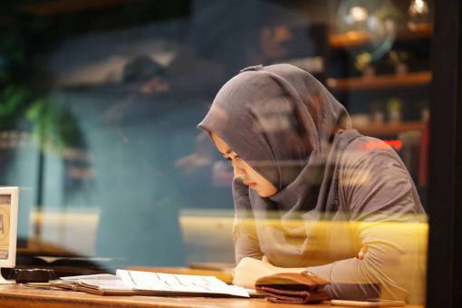 religion adentro mujeres hombres adultos una persona mujer;musulmán;lectura adulto joven