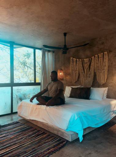 ventana estilos de vida cama dormitorio hombres hombre;meditación habitación doméstica interior