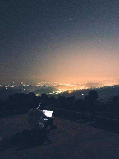 astronomia hombre;ordenador portátil;oficina en casa;azotea;noche al aire libre anochecer noche naturaleza vía láctea hombres