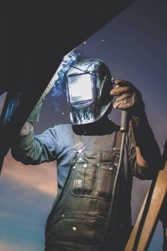 cascada hombre;industria de la soldadura trabajando soldador hombres adultos ocupación