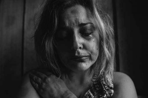 blanco y negro mujer triste retrato de adulto en blanco y negro mujer una persona etnia caucásica