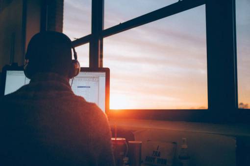 computadora ventana una persona trabajando hombres hombre;trabajando;computadora empresario atardecer