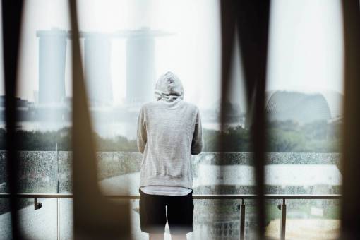 sudadera solo hombre sudadera con capucha triste pensando gente