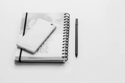 cuaderno cuaderno en blanco y negro bolígrafo teléfono móvil smartphone gadget