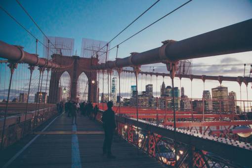 peatones Puente de Brooklyn arquitectura personas peatones ciudad horizonte de Nueva York