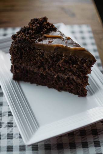 rebanada de pastel de chocolate postre pudín plato blanco