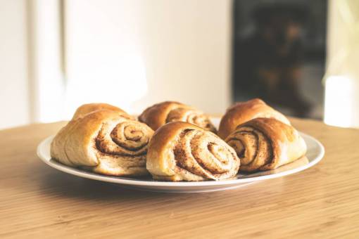 cane cinnamon  roll  bread  food  eat  breakfast. snack  table