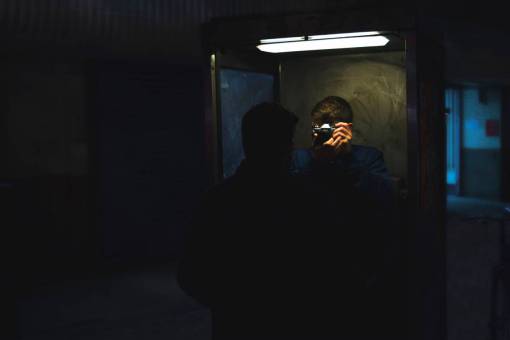escuro dentro da porta pessoas homens fotografia fotógrafo