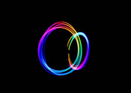 baile noche oscura gente de fuego bailando luces de colores