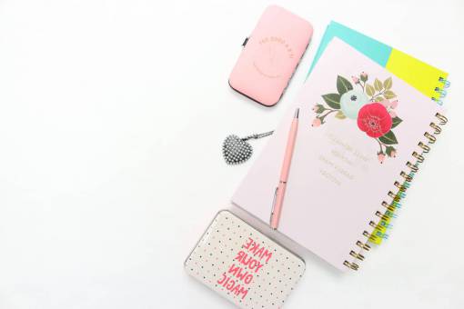 cuaderno flatlay femenino escritorio cuadernos cajas joyería bolígrafo