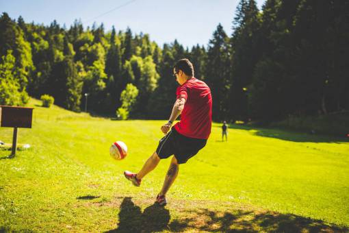 senalando chico hombre macho jugar fútbol patada de fútbol