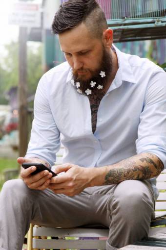 hipster hipster hombre barba estilo sentado teléfono negocio
