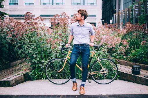 hipster hipster hombre bicicleta moda estilo de vida jeans bicicleta
