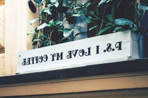 letras letras plantas verde ventana pared exterior