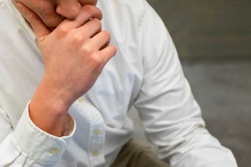 empresario hombre pensando mano cerrar desconcertado empresario camisa