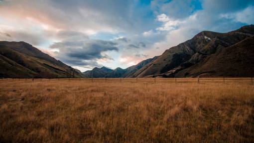 naturaleza paisaje montañas cumbre picos pendiente hierba