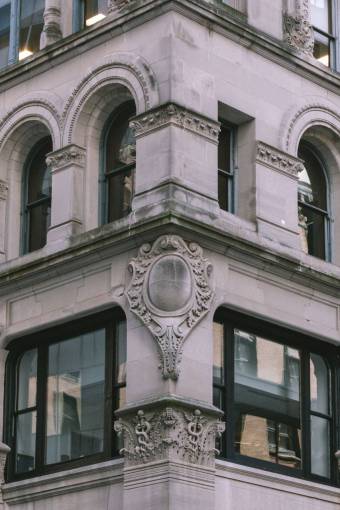 esqui Fachada ornamentada edificio de la ciudad ventanas exteriores de ladrillo