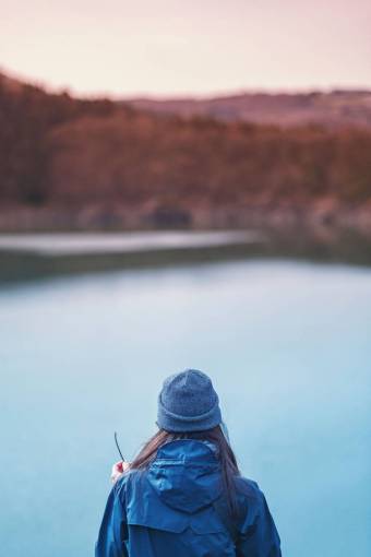 abrigo gente niña mujer azul beanie abrigo viajes