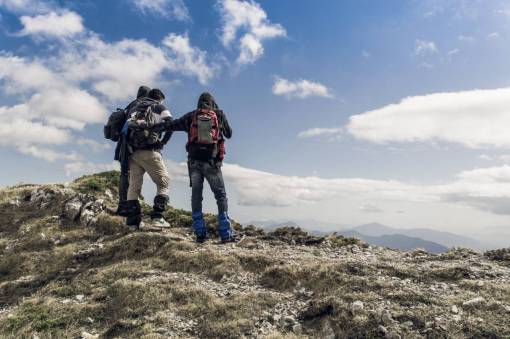 gente hombre viaje aventura montaña montañero nubes