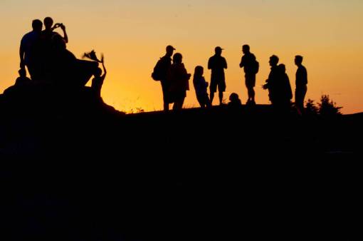 excursionista gente montaña silueta senderismo turistas puesta de sol viajes