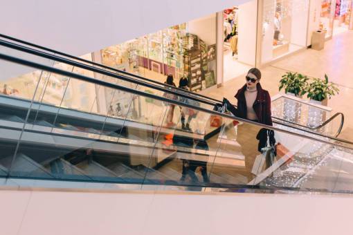 compras gente mujer niña mujer centro comercial bolsas