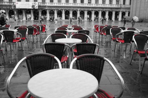 terraza restaurante mesas sillas terraza patio rojo en blanco y negro
