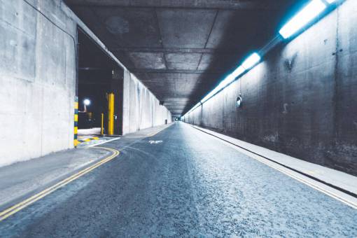 en coche estacionamiento en la carretera estacionamiento coche luces de la calle noche