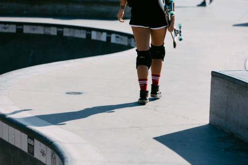 knees skateboarder  park  skater  skatepark  walking  skateboard  concrete
