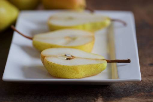mitad peras en rodajas plato de fruta fresca mitad saludable