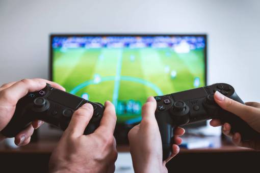 video videojuegos jugar playstation tv pantalla manos
