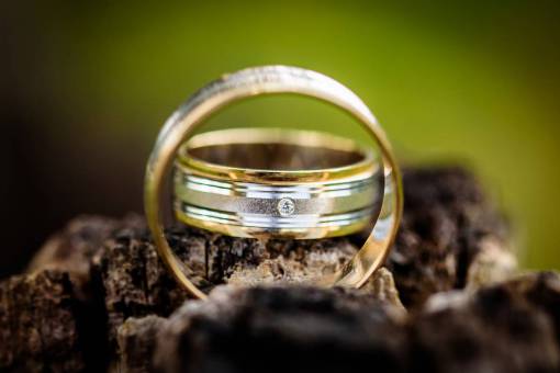 compras anillo de bodas compromiso pareja pareja desenfoque