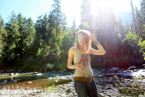 jeans mujer aventura sendero naturaleza sol árboles bosque
